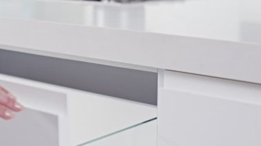 Yavaş yavaş kapanan beyaz modern lüks mutfak çekmecesi kapatın
