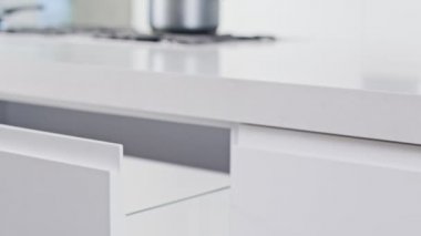 Yavaş yavaş kapanan beyaz modern lüks mutfak çekmecesi kapatın