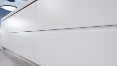 Beyaz modern tasarımlı lüks bir mutfağın çekim izleme