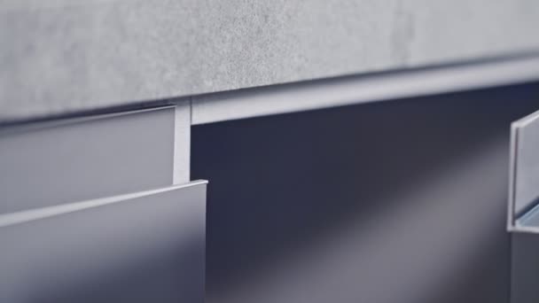 Primer plano de la puerta de un armario que se cierra en una cocina de lujo — Vídeos de Stock