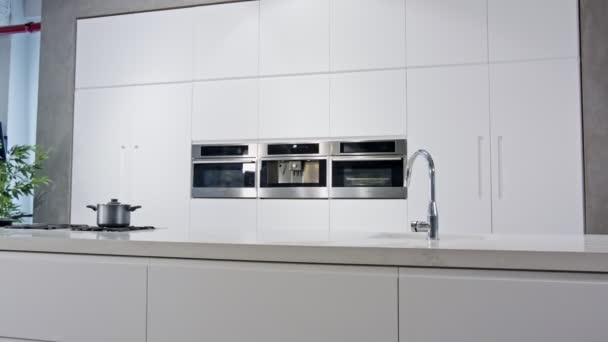 Rastreamento de uma cozinha de luxo com design moderno branco — Vídeo de Stock