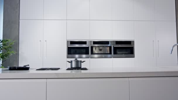 Sledovací záběr Luxusní kuchyně s bílým moderním designem