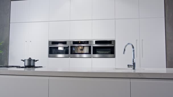 Beyaz modern tasarımlı lüks bir mutfağın çekim izleme — Stok video