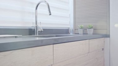 Ahşap kaplama modern tasarım ile lüks bir mutfak izleme çekim