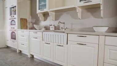 Beyaz klasik tasarıma sahip lüks bir mutfağın çekim izleme