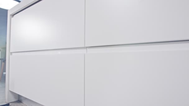 Captura de seguimiento de una cocina de lujo con diseño moderno blanco — Vídeos de Stock