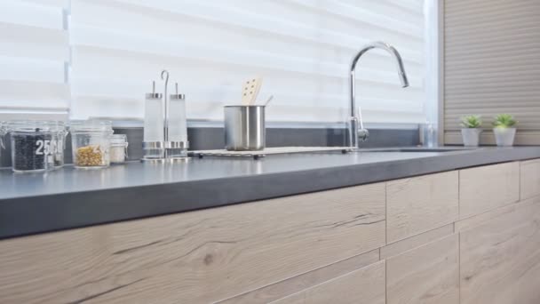 Отслеживание выстрел роскошной кухни с деревянной отделкой современный дизайн — стоковое видео