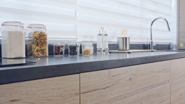 Tracking shot van een luxe keuken met houten afwerking modern design — Stockvideo