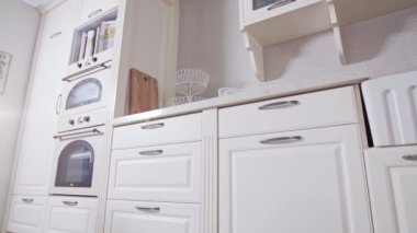 Beyaz klasik tasarıma sahip lüks bir mutfağın çekim izleme