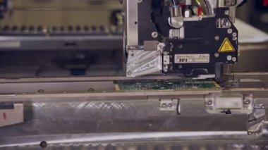 Otomatik Smt makine elektronik bileşenleri bir tahta üzerine yerleştirerek.
