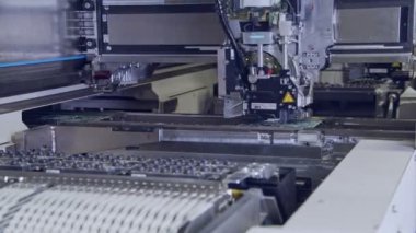 Otomatik Smt makine elektronik bileşenleri bir tahta üzerine yerleştirerek.
