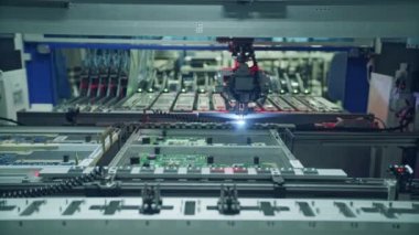 Otomatik Smt makine elektronik bileşenleri bir tahta üzerine yerleştirerek.