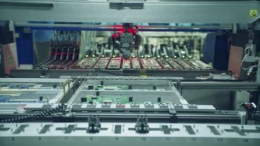 Otomatik Smt makine elektronik bileşenleri bir tahta üzerine yerleştirerek.