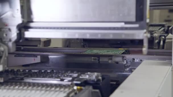 Máquina SMT automatizada que coloca componentes electrónicos en una placa . — Vídeo de stock