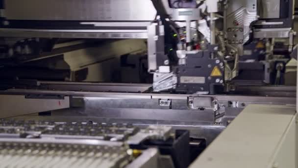 Automatische smt-Maschine platziert elektronische Bauteile auf einer Platine. — Stockvideo