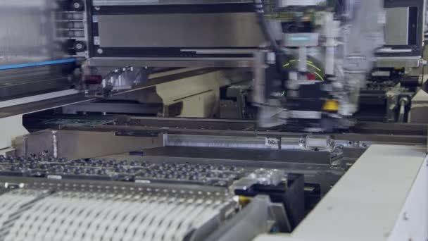 Máquina SMT automatizada colocando componentes eletrônicos em uma placa . — Vídeo de Stock