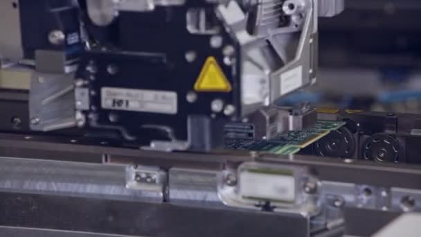 Automatische smt-Maschine platziert elektronische Bauteile auf einer Platine. — Stockvideo