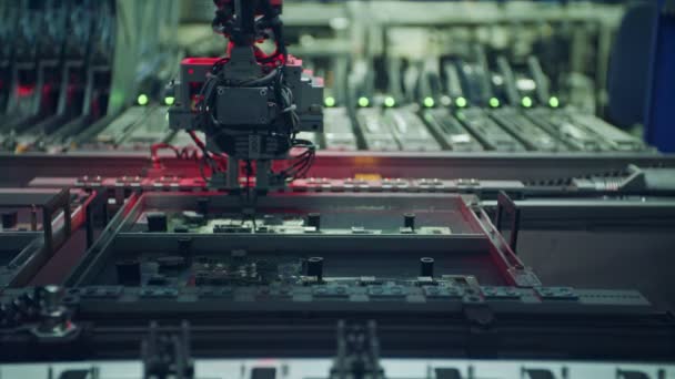 Automatische smt-Maschine platziert elektronische Bauteile auf einer Platine. — Stockvideo