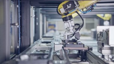 Gelişmiş robotlar parçaları otomatik montaj hattına yerleştiriyor