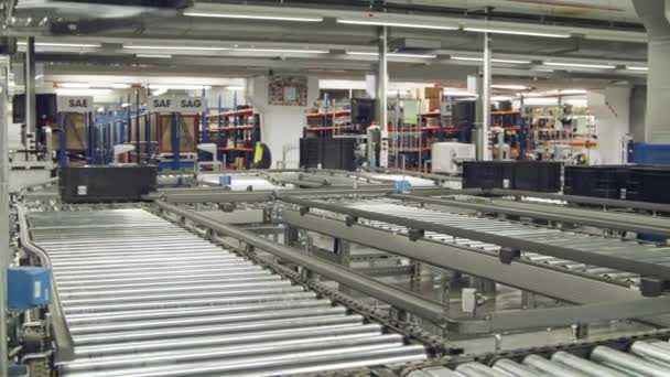 Boxes on a conveyor belt in a large automated warehouse — 비디오