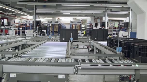 Cajas en una cinta transportadora en un gran almacén automatizado. — Vídeo de stock