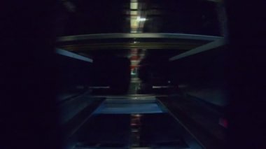Pov, otomatik bir deponun içinde dolaşan plastik bir kutunun içinden ateş edildi.