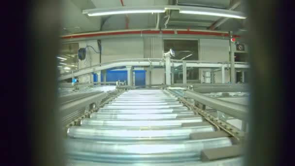 POV tourné de l'intérieur d'une boîte en plastique voyageant dans un entrepôt automatisé — Video