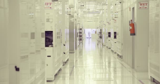 Werknemers in een schone ruimte in een productiefaciliteit voor halfgeleiders — Stockvideo