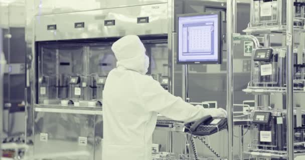 Fabricación en sala limpia de obleas de silicio para la industria de semiconductores — Vídeos de Stock