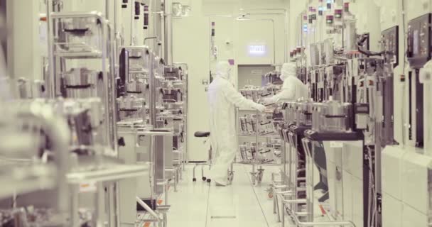 Dělníci v čistém pokoji ve výrobním zařízení pro polovodiče — Stock video