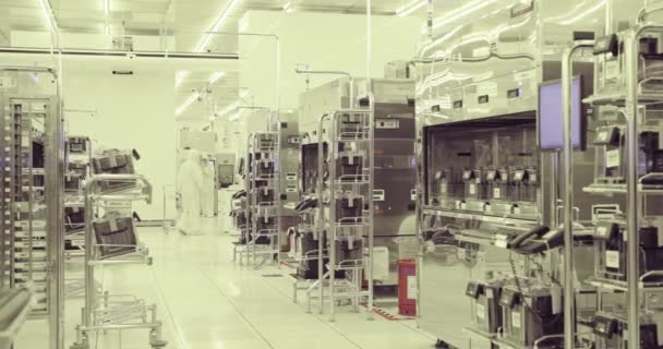 Sala limpa fabricação de bolachas de silício para a indústria de semicondutores — Vídeo de Stock