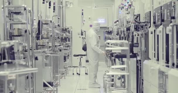 Trabajadores en sala limpia en una planta de fabricación de semiconductores — Vídeo de stock