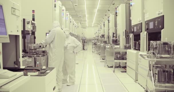 Fabricación en sala limpia de obleas de silicio para la industria de semiconductores — Vídeos de Stock