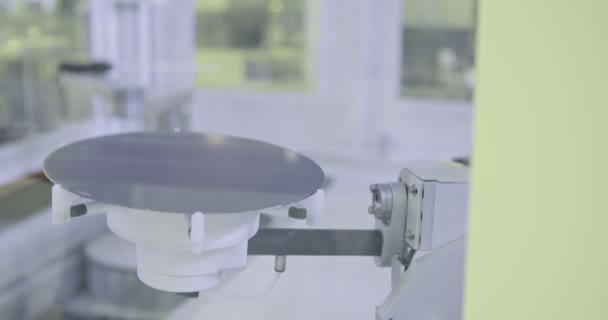 Clean room productie van silicium wafers voor de halfgeleiders industrie — Stockvideo