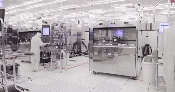 Fabricación en sala limpia de obleas de silicio para la industria de semiconductores — Vídeos de Stock