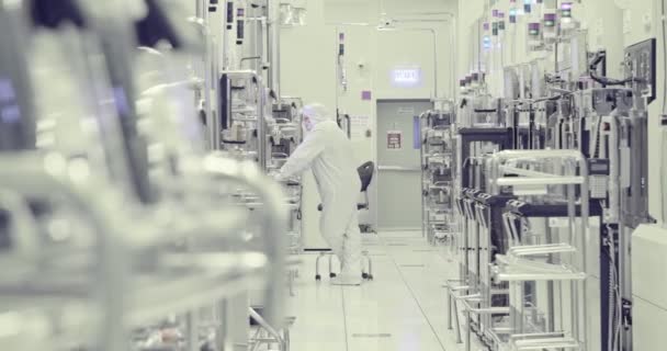 Trabajadores en sala limpia en una planta de fabricación de semiconductores — Vídeos de Stock