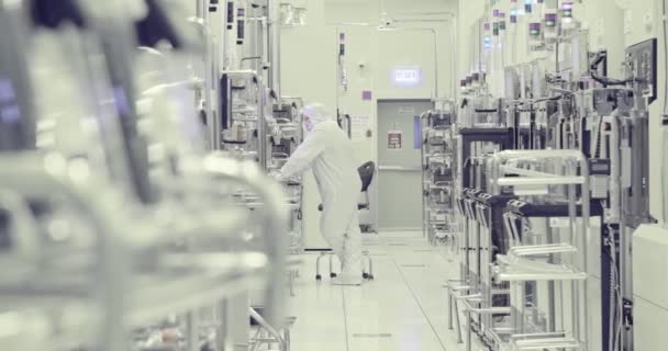 Lavoratori in camera bianca in un impianto di produzione di semiconduttori — Video Stock