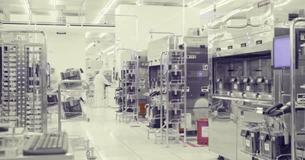 Fabbricazione in camera bianca di wafer di silicio per l'industria dei semiconduttori — Video Stock