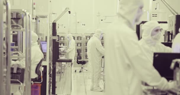 Clean room productie van silicium wafers voor de halfgeleiders industrie — Stockvideo