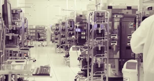 Fabricación en sala limpia de obleas de silicio para la industria de semiconductores — Vídeo de stock