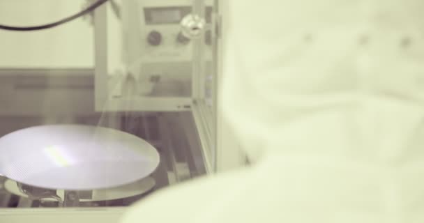 Fabbricazione in camera bianca di wafer di silicio per l'industria dei semiconduttori — Video Stock