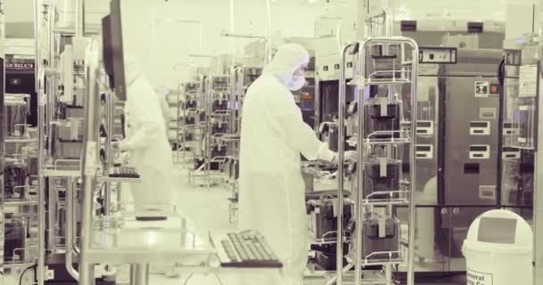 Fabricación en sala limpia de obleas de silicio para la industria de semiconductores — Vídeo de stock