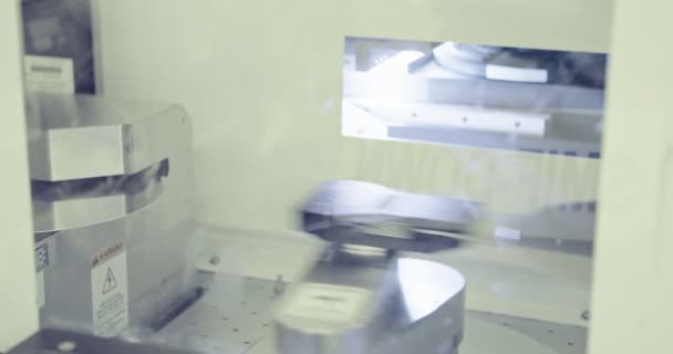 Clean room productie van silicium wafers voor de halfgeleiders industrie — Stockvideo