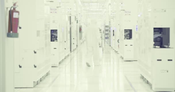 Clean room manufacturing of silicon wafers for the semiconductors industry — Stock Video
