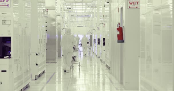 Fabricación en sala limpia de obleas de silicio para la industria de semiconductores — Vídeo de stock