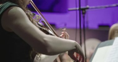 Konser öncesi klasik müzik provası sırasında keman çalan müzisyen