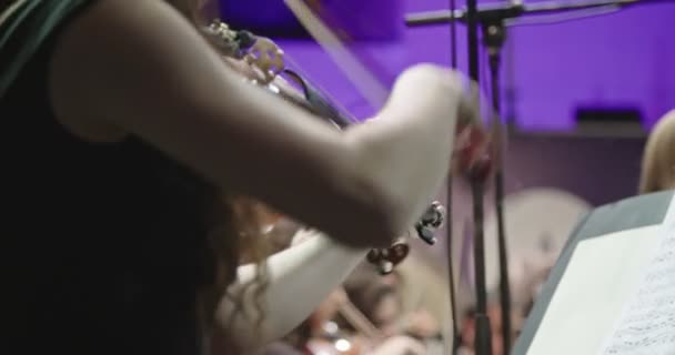 Músico tocando violino durante um ensaio de música clássica antes de um concerto — Vídeo de Stock