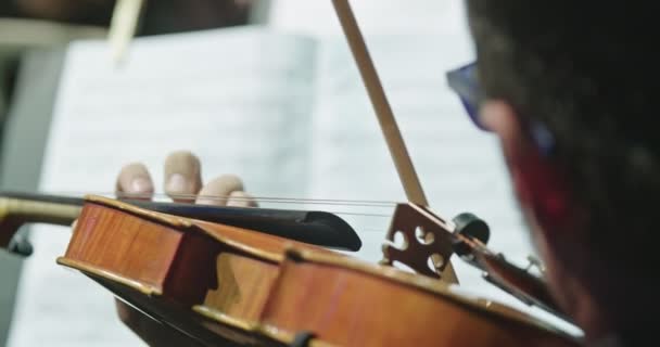 Музыкант играет на скрипке во время репетиции классической музыки перед концертом — стоковое видео