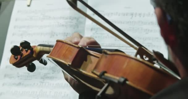 콘서트 전 클래식 음악 리허설 중 바이올린연주 — 비디오