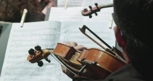 Músico tocando el violín durante un ensayo de música clásica antes de un concierto — Vídeo de stock